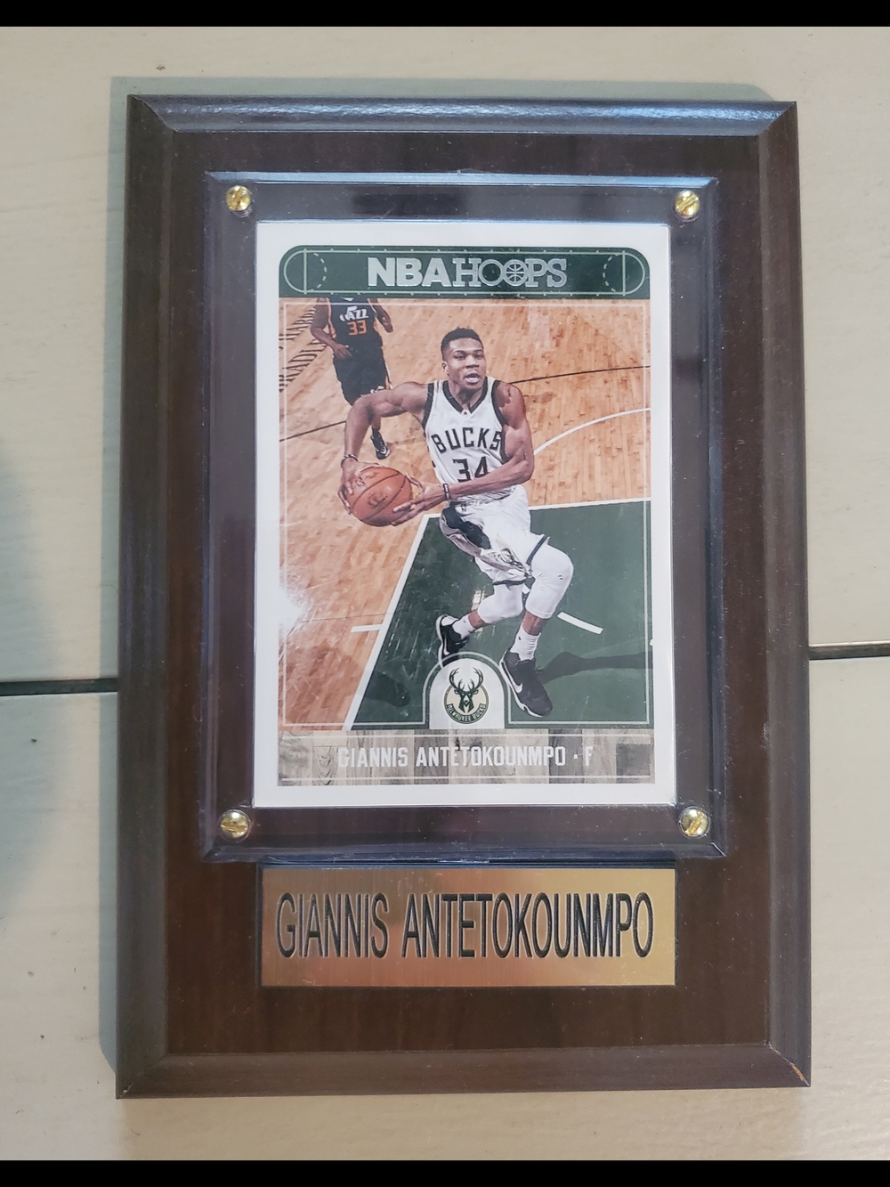 NBA - Giannis Antetokounmpo - Milwaukee Bucks - NBA Hoops 2017 - Wood Base Sport